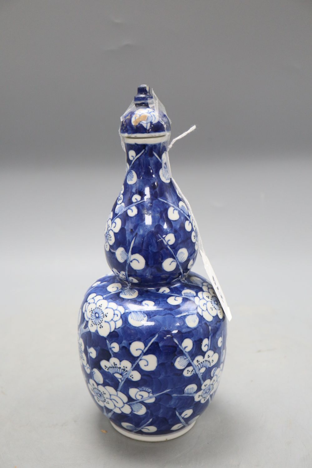 A Chinese blue and white double gourd vase and cover, height 26cm